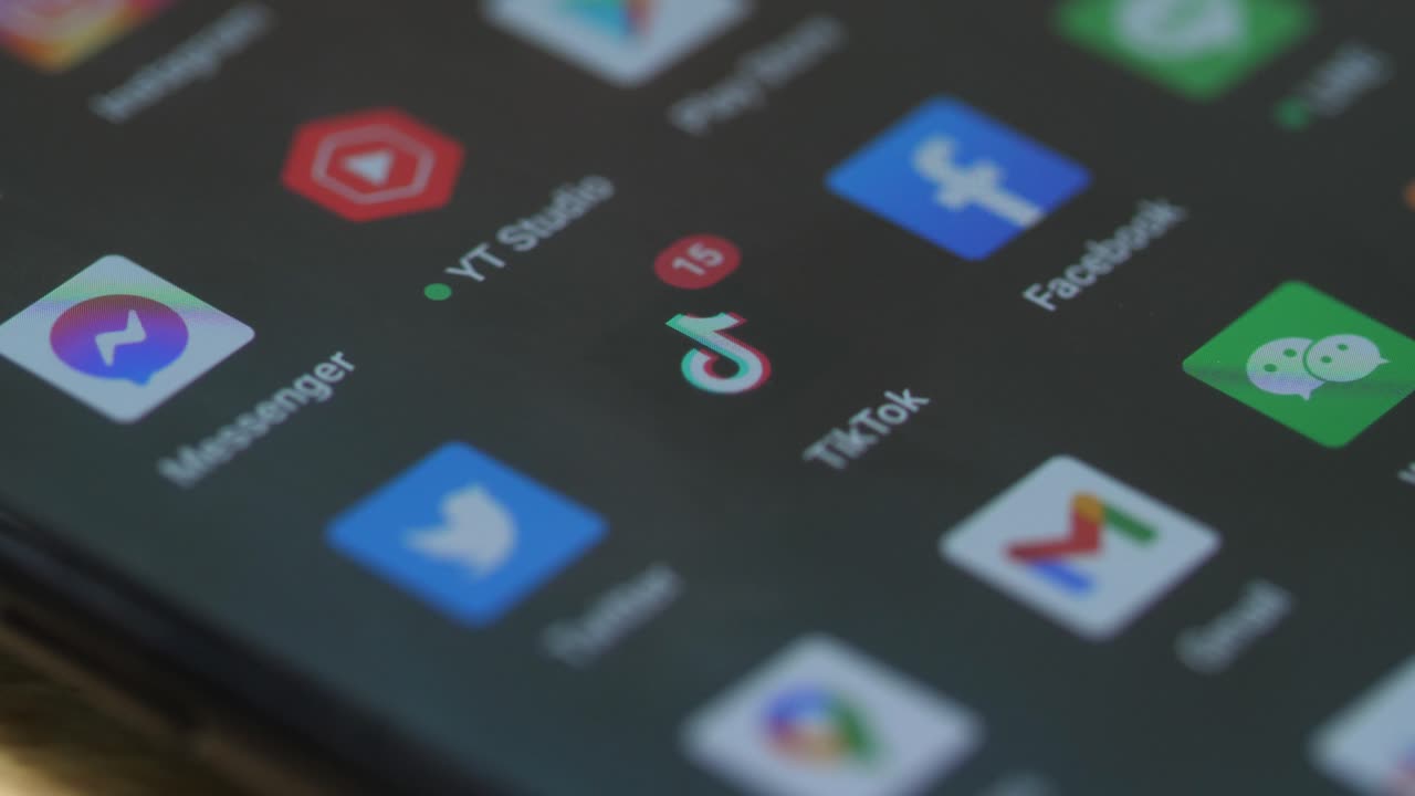 teléfono inteligente con varias aplicaciones de redes sociales