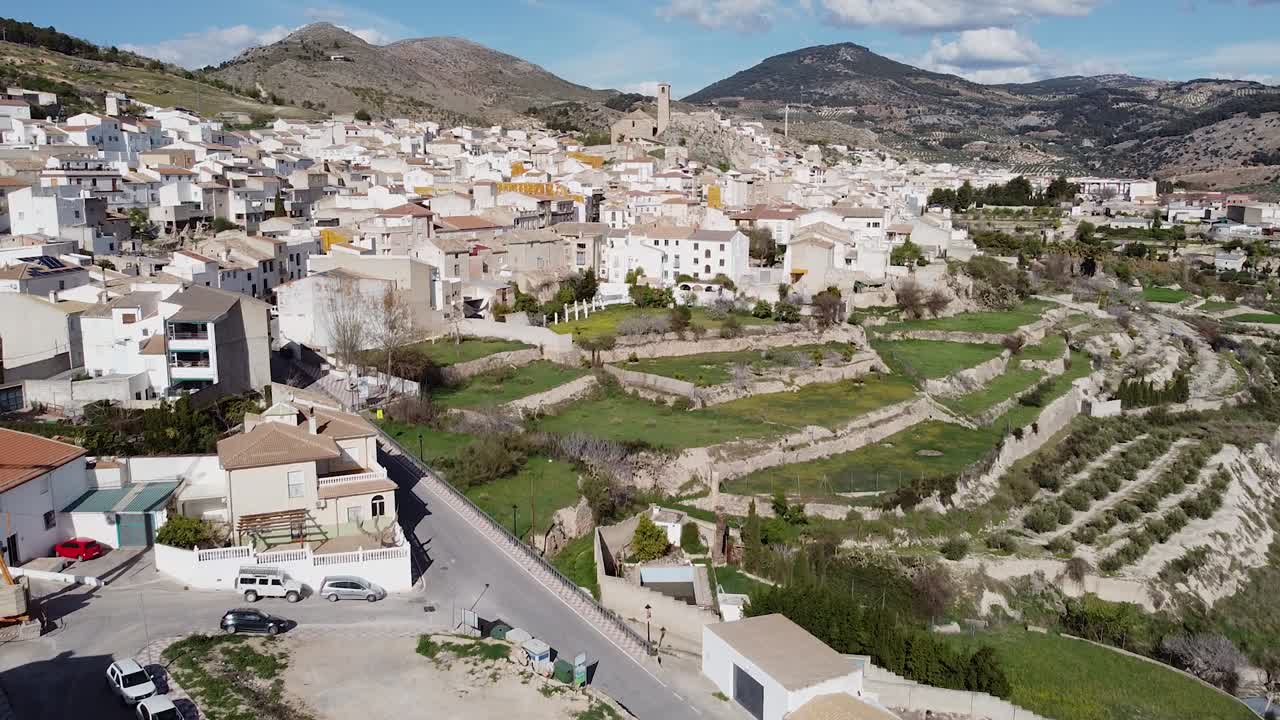 imagen aérea de un pueblo andaluz con una iglesia en el fondo