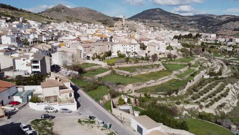 Luftbild-Eines-Andalusischen-Dorfes-Mit-Kirche-Im-Hintergrund