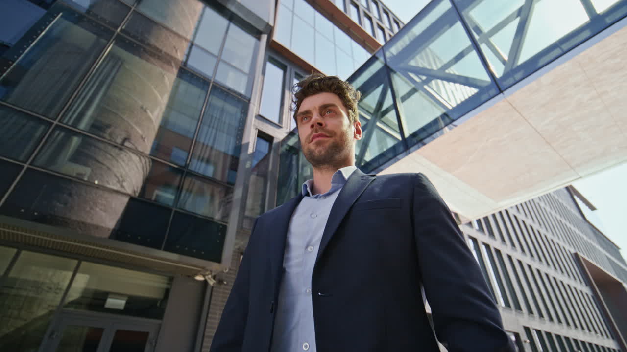 jefe guapo de pie en la calle de la ciudad acercarse. hombre de negocios serio posando en la calle