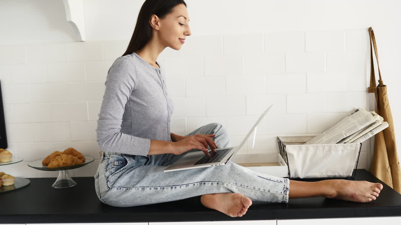 부에서 노트북으로 일하는 여자