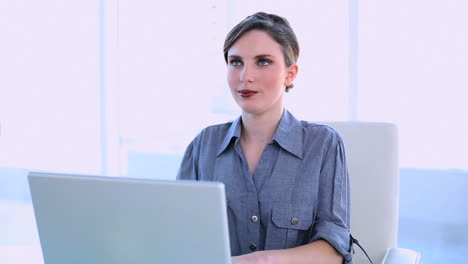 mujer de negocios feliz trabajando en una computadora portátil
