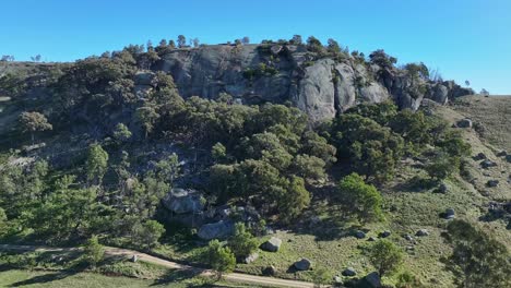 Ackerland-Und-Bäume,-Die-Zum-Felsigen-Gipfel-Des-Mount-Teneriffe-In-Victoria-Führen