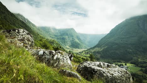 Spektakuläre-Landschaftsberge-Mit-Wolken-Und-Nebel-In-Skandinavien