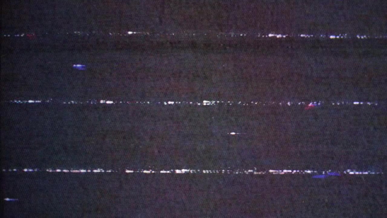 Schermo televisivo analogico con effetto neve e glitch