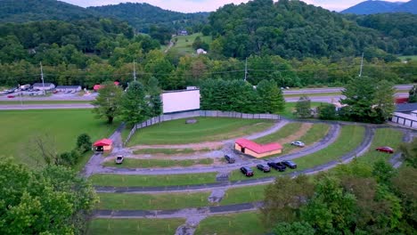 Paseo-Aéreo-En-El-Teatro-De-Elizabethton,-Tennessee.