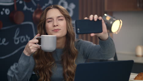 Retrato-De-Una-Hermosa-Mujer-Haciendo-Una-Foto-Selfie-En-Un-Teléfono-Móvil-En-La-Oficina-De-Casa.