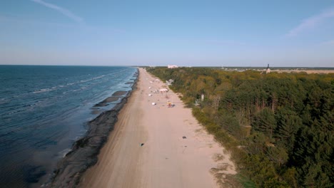 Luftaufnahmen-Eines-Leeren-Strandes-In-Jurmala-Mit-Drohnenaufnahmen,-Unberührtem-Sand,-Sanften-Wellen-Und-Einer-Ruhigen-Küstenlandschaft