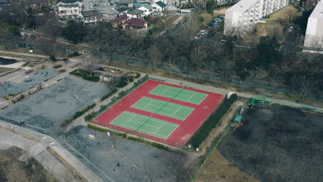 Cancha-De-Tenis-Al-Aire-Libre-Vacía-Durante-Una-Pandemia-Cerca-De-Edificios-Residenciales-En-Tokio,-Japón