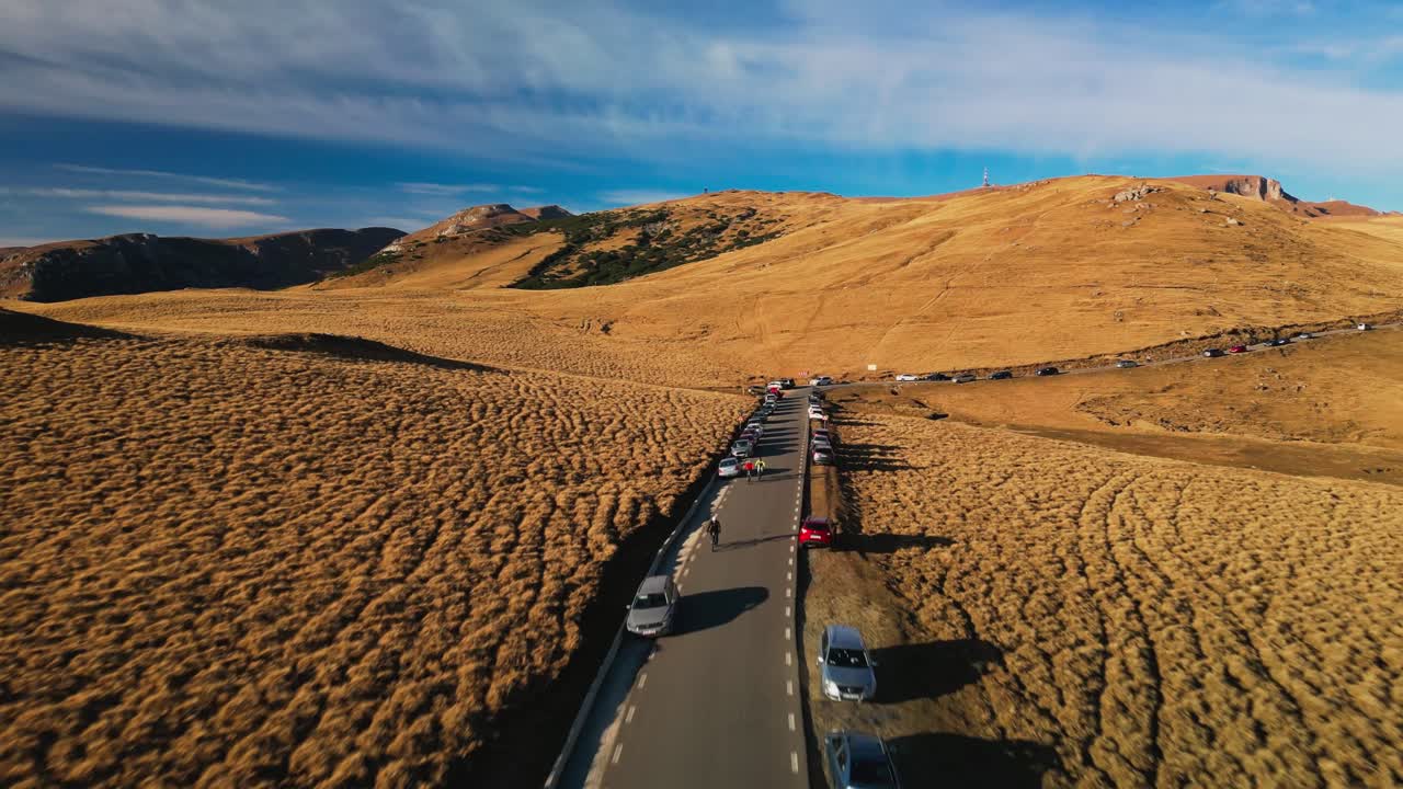 피에트라 아르사 산, 프라호바 계곡, 루마니아, 극적인 하늘을 배경으로 갈색 풍경의 항공 사진