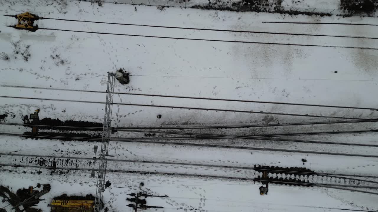 Prospettiva a volo d'uccello di binari ferroviari durante l'inverno.