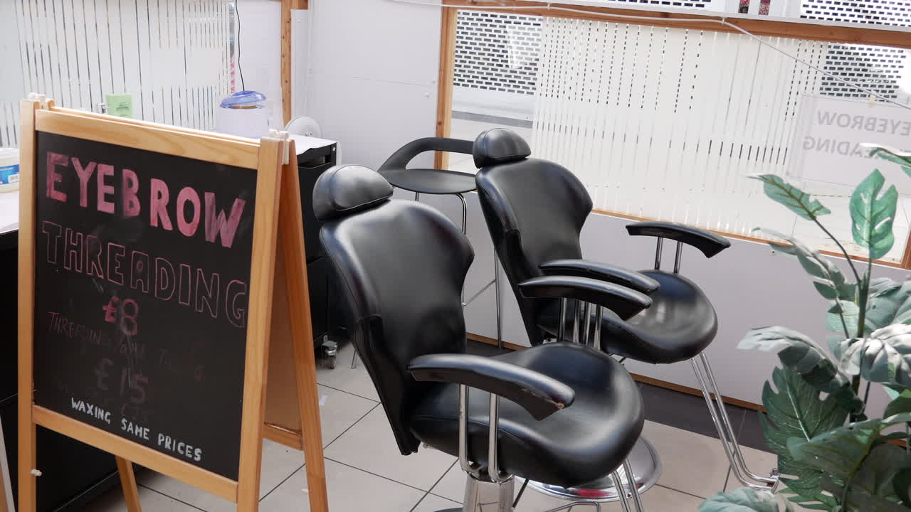 여성을 위한 눈썹 스레딩 서비스