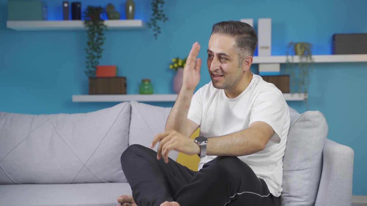 retrato de un hombre emocionado.