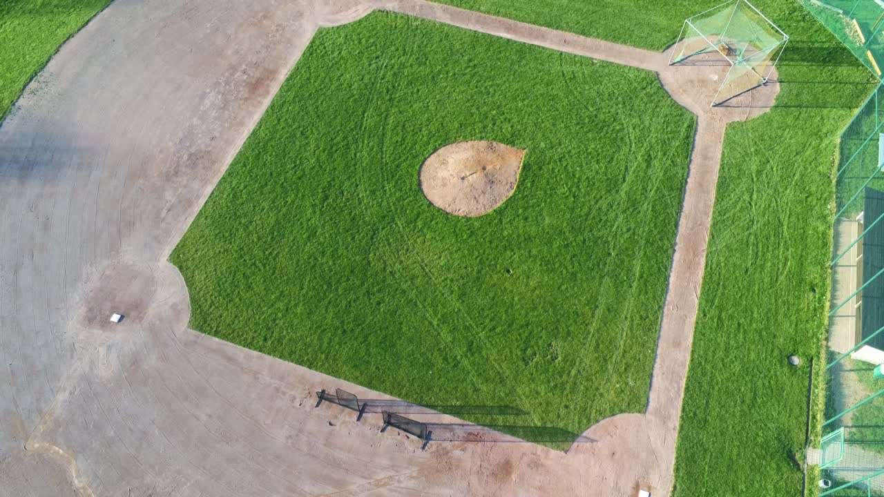 Ascesa su un campo da baseball in Germania con un drone.