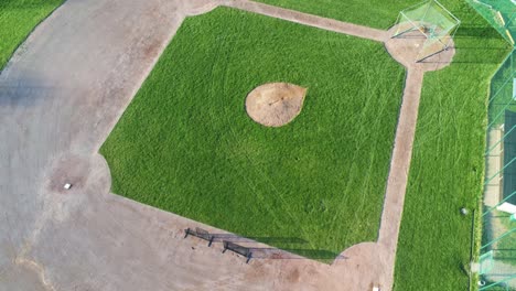 Mit-Drohne-über-Baseballfeld-In-Deutschland-Aufsteigen