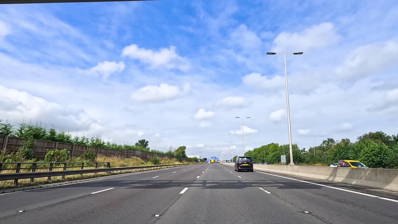 자동차가 고 열린 도로에서 이동합니다.