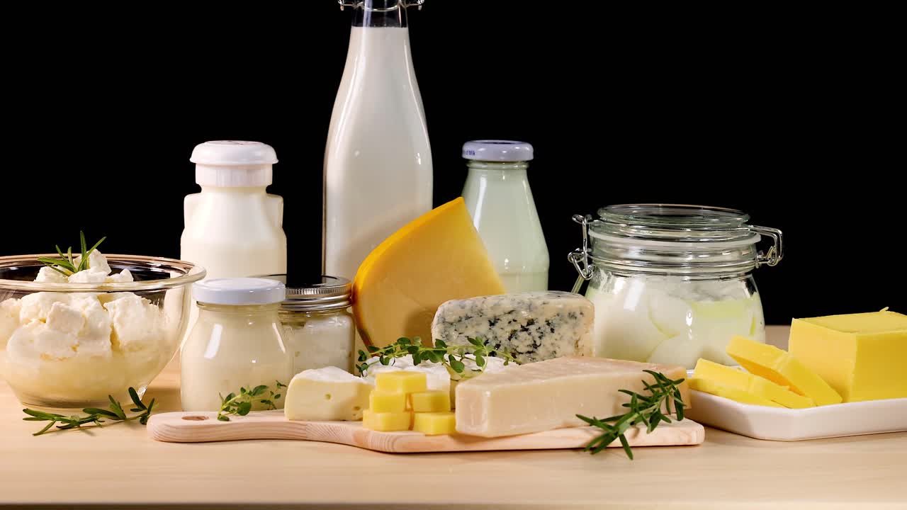 varios productos lácteos dispuestos sobre un fondo negro