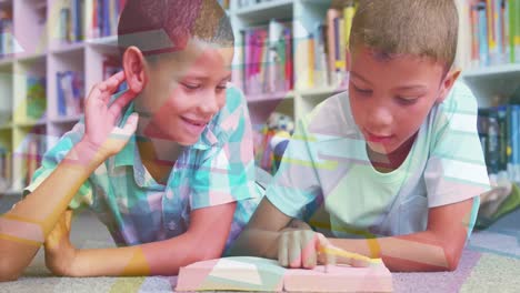 Animación-De-Libros-Moviéndose-Sobre-Escolares-Felices-Leyendo-Un-Libro-En-La-Escuela