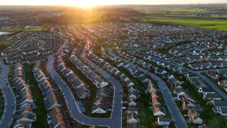 Malerische-Vorstadtgegend-Während-Des-Goldenen-Sonnenuntergangs-Und-Des-Grünen-Gartens