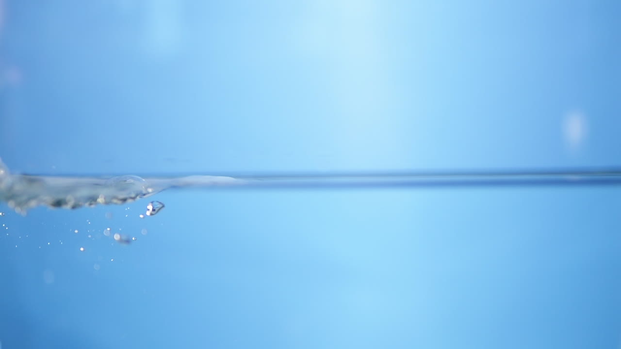 바다의 파도가 부히고