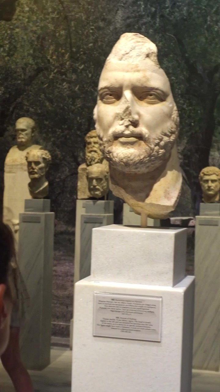 Atene, Grecia, 30 agosto 2019. Persone che ammirano antichi busti romani in marmo in un museo ad Atene