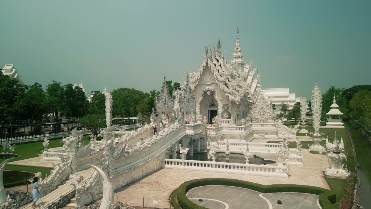 Turisti che camminano su un ponte al Tempio Bianco Wat Rong Khun in Thailandia