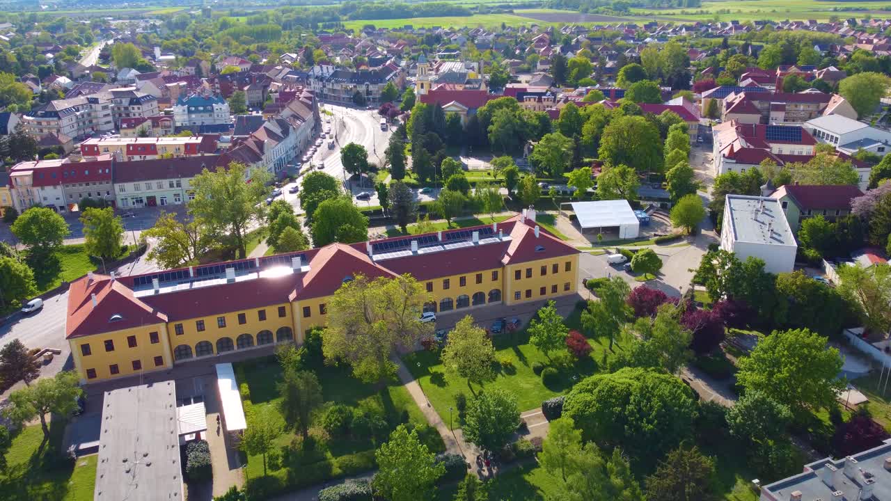 가리의 역사적인 도시인 카푸바르 (kapuvar) 의 파노라마 공중 풍경