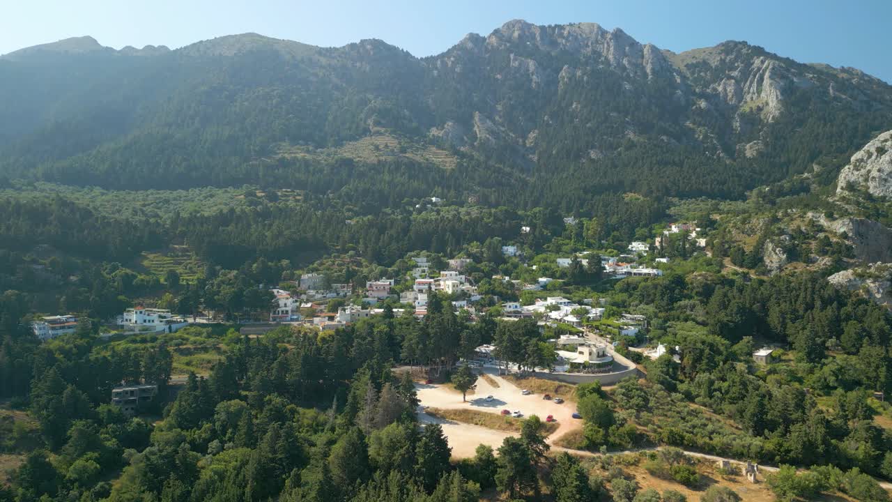 그리스 의 코스 섬 에 있는 바위 산 과 울창 한 나무 들 로 둘러싸인 역사적 도시