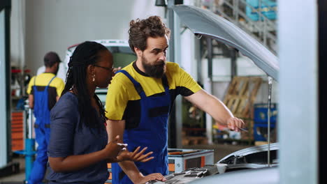 Técnico-Mostrando-Daños-Al-Coche-Del-Cliente.