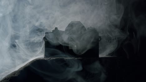 humo blanco en una cámara réflex vintage sin lente - 01