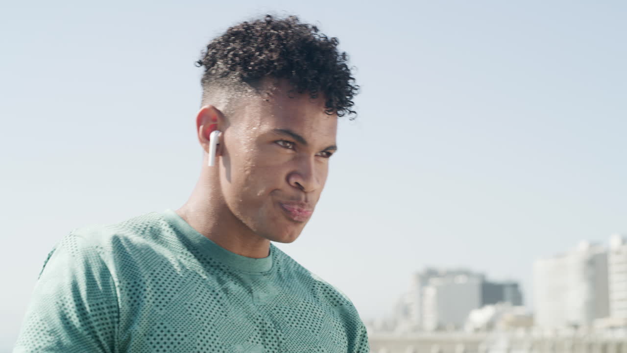 el ejercicio mantiene el cuerpo en forma y fuerte.