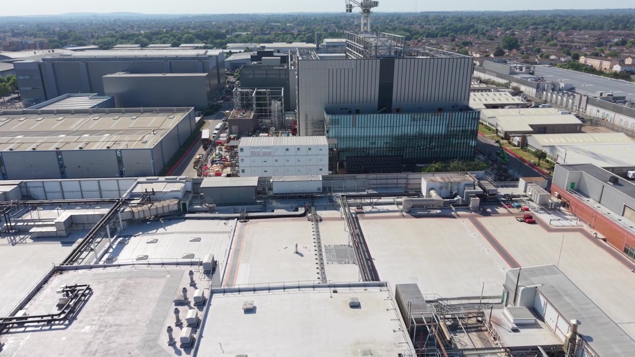 Ampia vista aerea di un grande e moderno centro dati con più edifici e una complessa infrastruttura sul tetto
