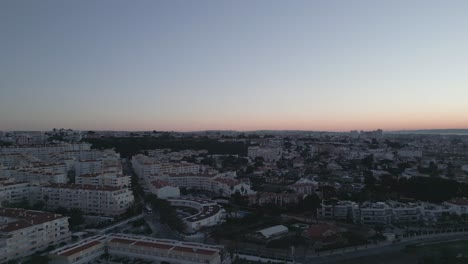 Vista-Aérea-Del-Horizonte-De-Lisboa-Desde-Cascais,-Portugal-Durante-El-Amanecer