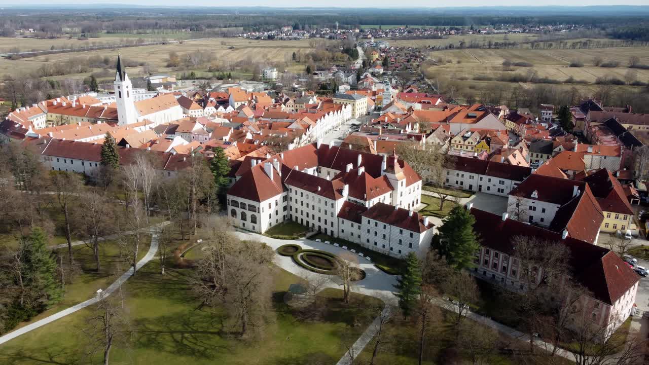 Una vista con drone del giardino del castello e della storica città circostante.