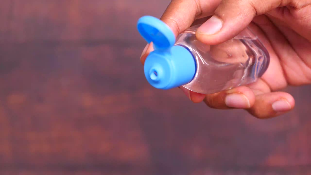 aplicación de desinfectante para las manos