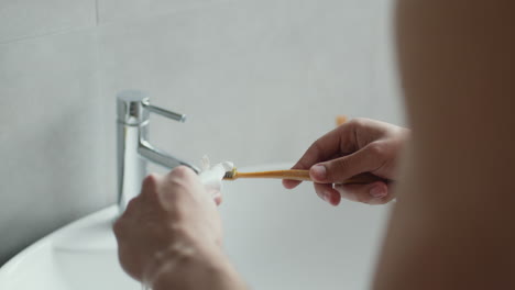 hombre cepillándose los dientes