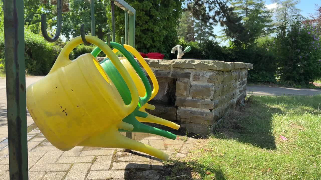 Regadores pendurados em close-up em um parque cemitério
