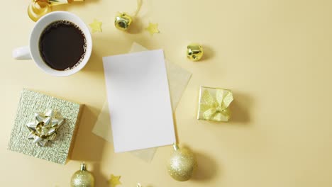 video de decoraciones de navidad de oro con café y regalos sobre fondo amarillo