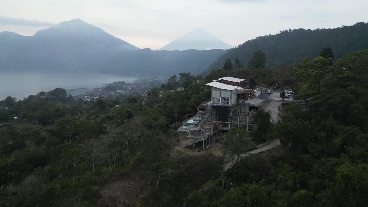 se acerca desde el aire al hotel en el borde del acantilado sobre la caldera de la montaña de bali
