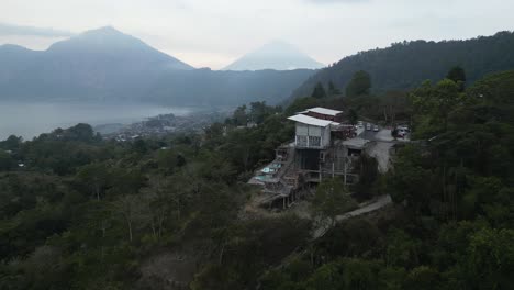 se acerca desde el aire al hotel en el borde del acantilado sobre la caldera de la montaña de bali