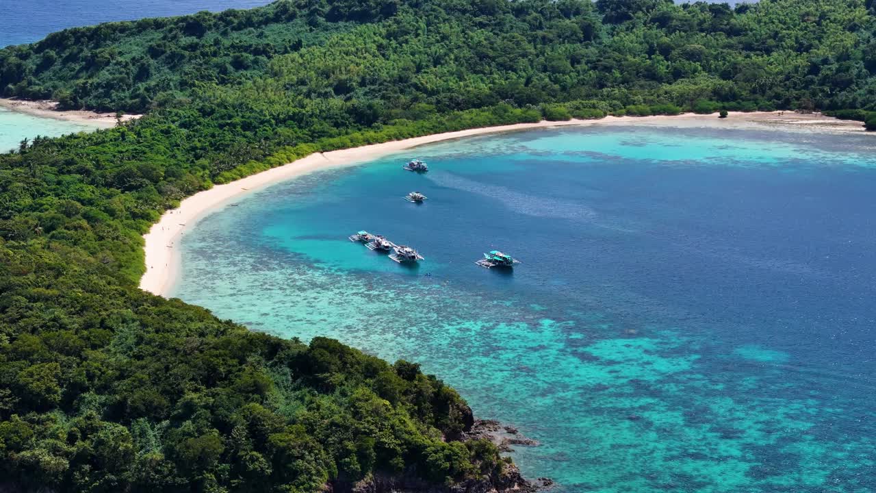 playa de una isla tropical con aguas turquesas