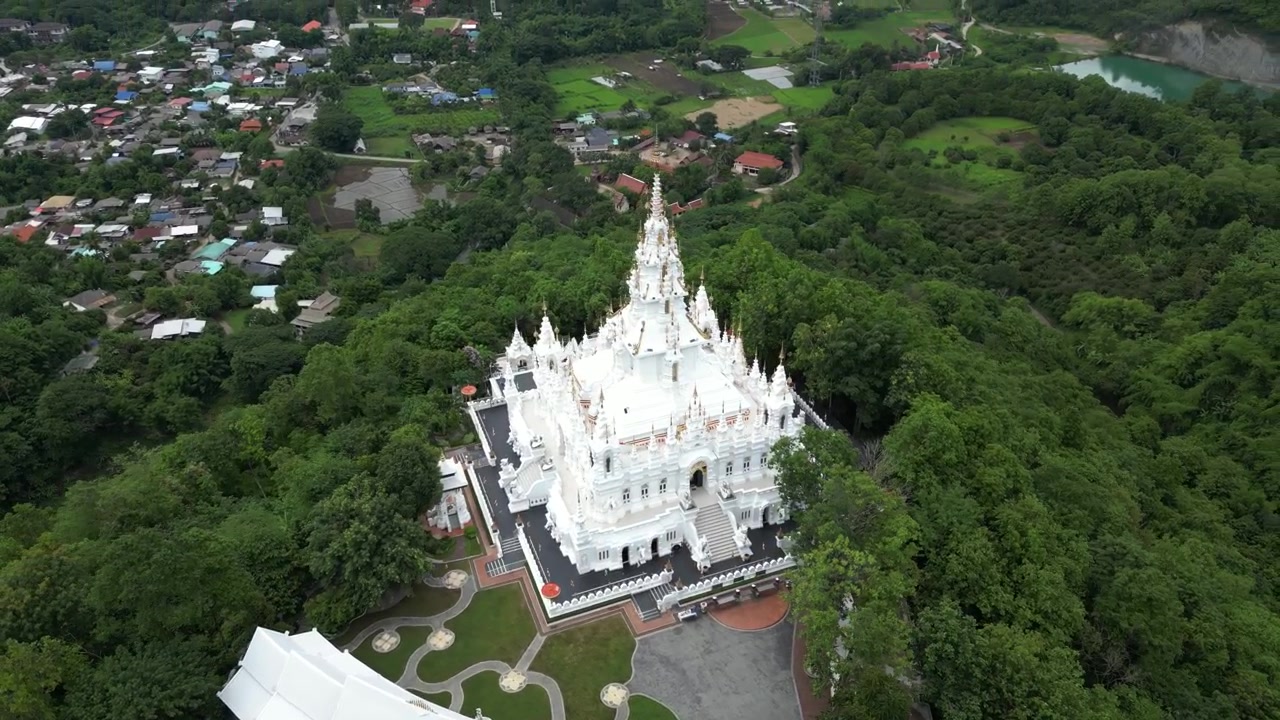 Tempio a Chiang Mai, Thailandia. Vista cinematografica da drone con la campagna in lontananza