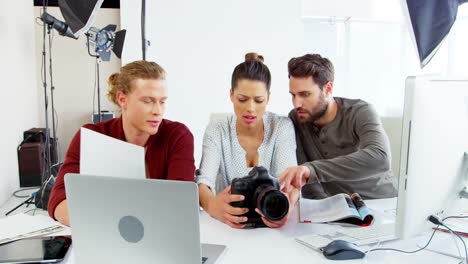 Photographer-discussing-on-photos