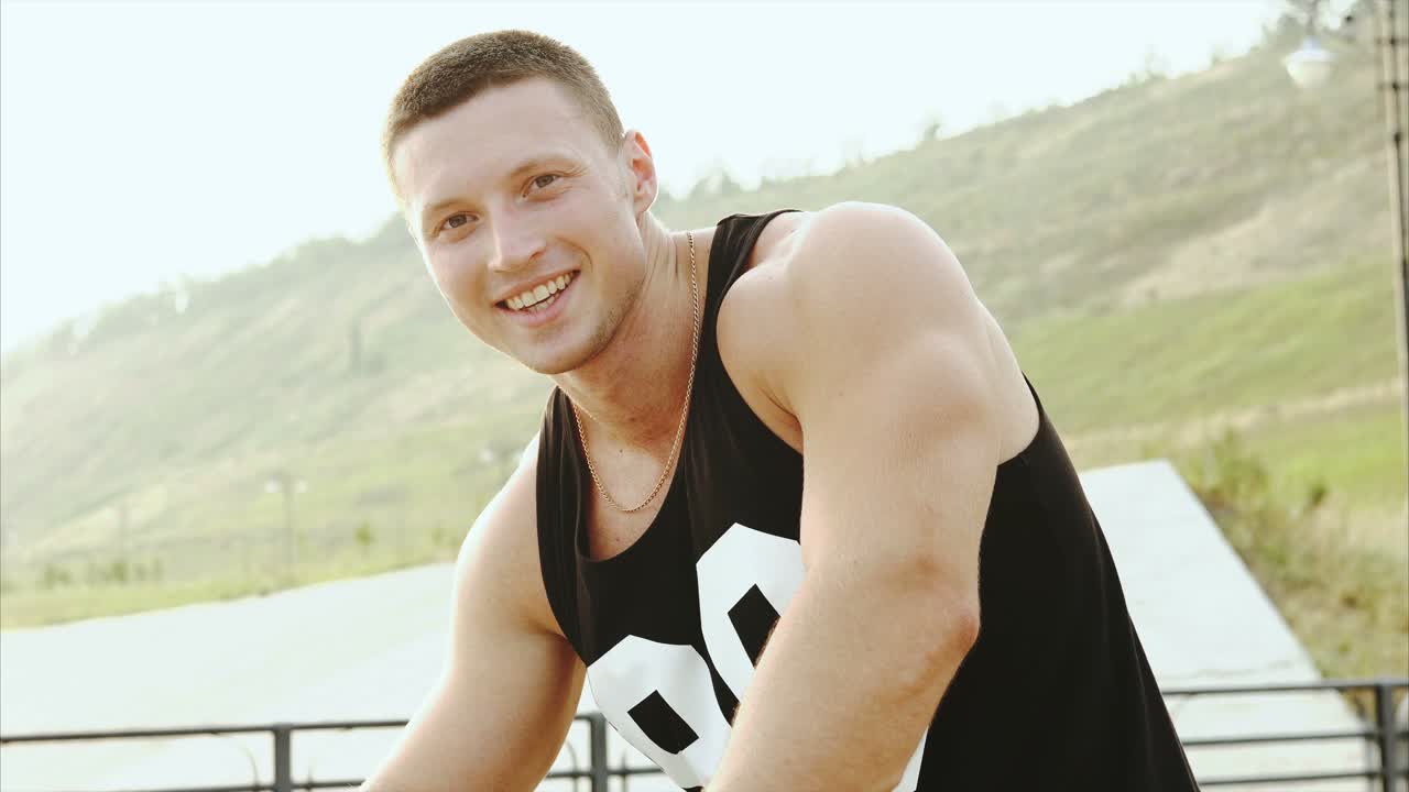 hombre sonriente al aire libre