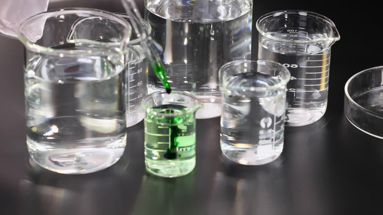 건조 얼음과 물 반응을 가진 컵