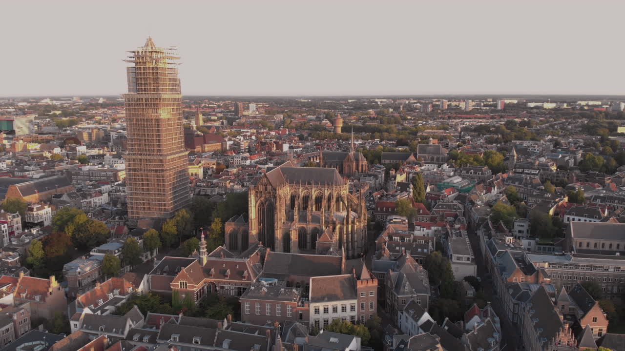 네덜란드 중세 도시 위트레흐트(utrecht)의 도시 중심가 일출 때 비계에 있는 성당 탑을 드러내는 공중 전망