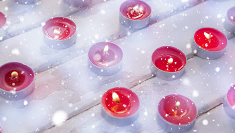 velas combinadas con la nieve que cae