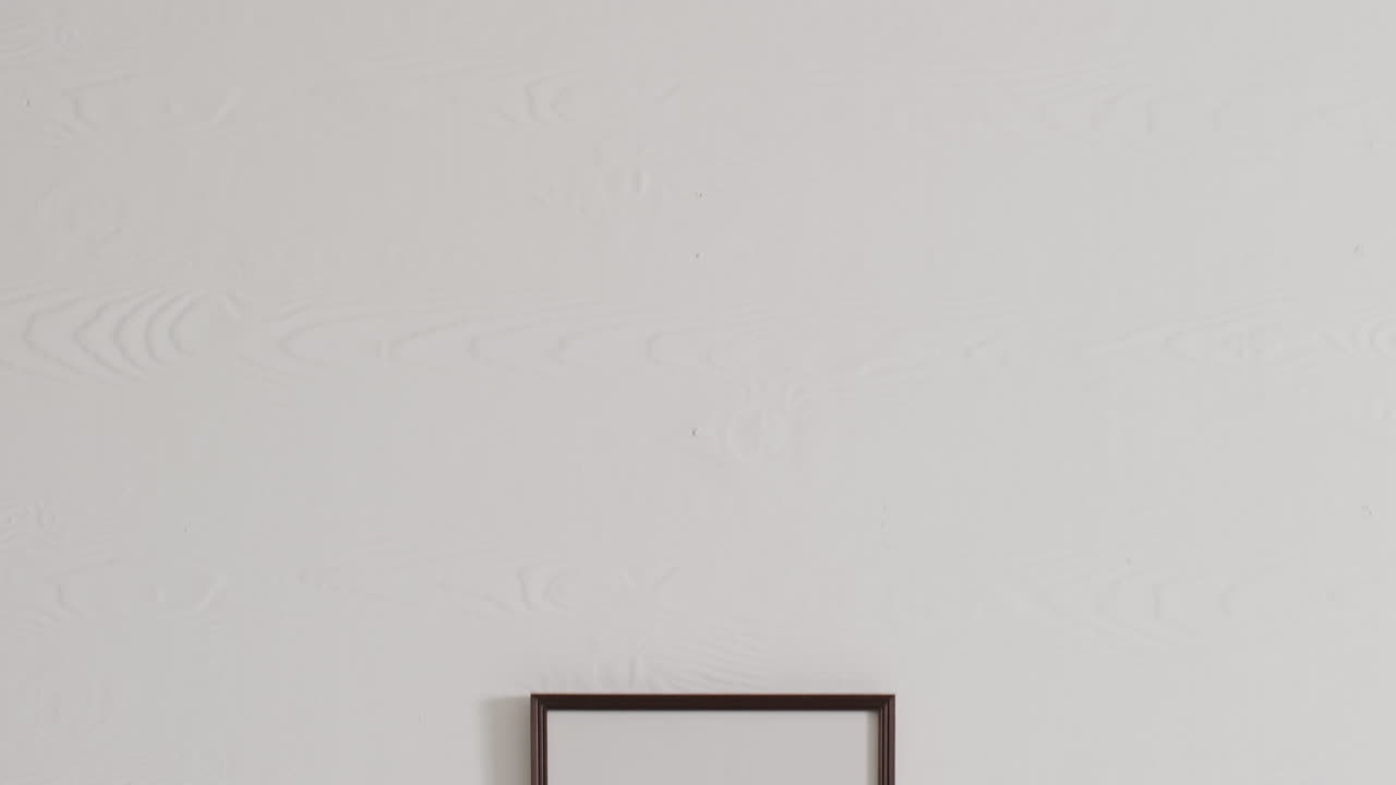 ⁇ 색 벽에  ⁇ 색 배경에 복사 공간이 있는 검은색 프레임