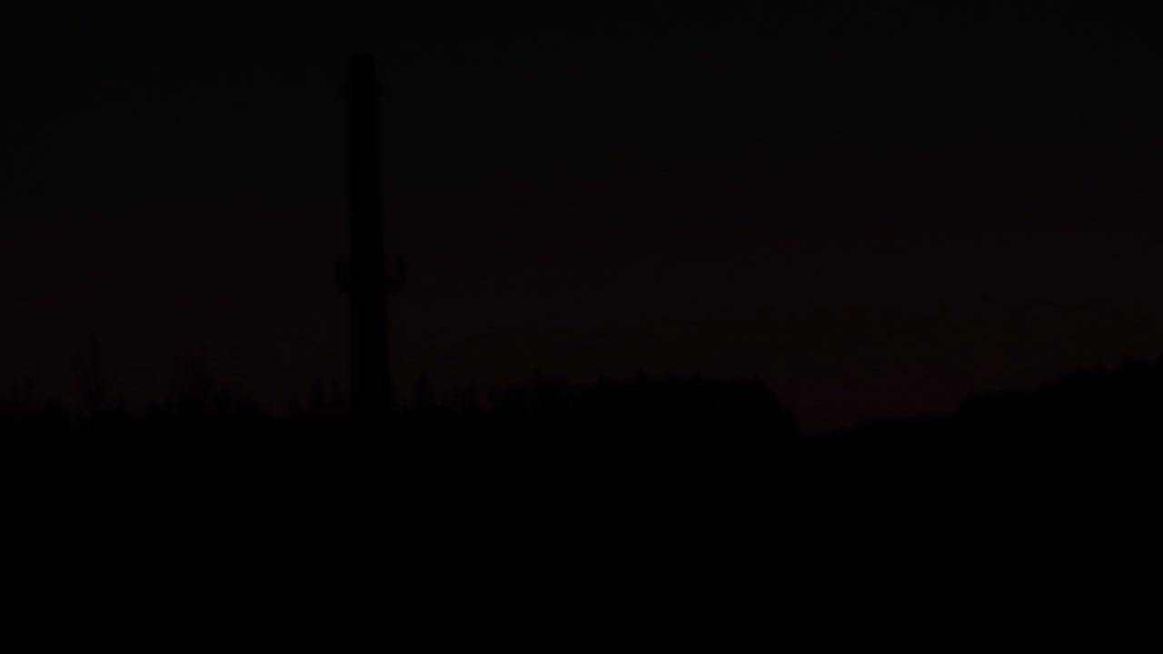 vieja pila de humo en la noche oscura video 4k