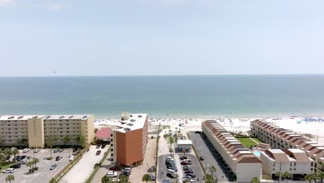 Golfküste,-Skyline-Von-Alabama-Und-Strand-Mit-Drohnenvideo,-Das-Sich-Von-Unten-Nach-Oben-Bewegt